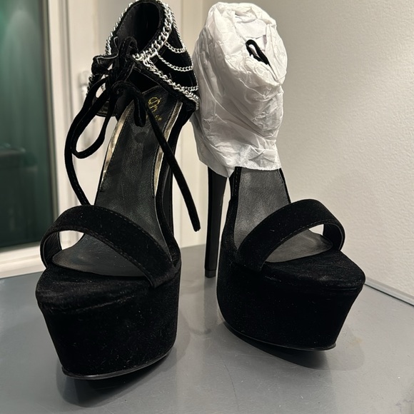 SCENE NIB NWT stiletto chain and rhinestone heels - Picture 2 of 14